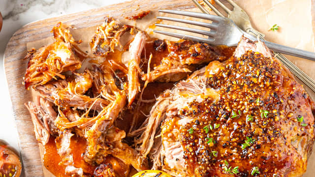 **Pulled pork:** Varm pulled pork etter anvisning på pakken, eller lag det selv fra bunnen om du har tid.