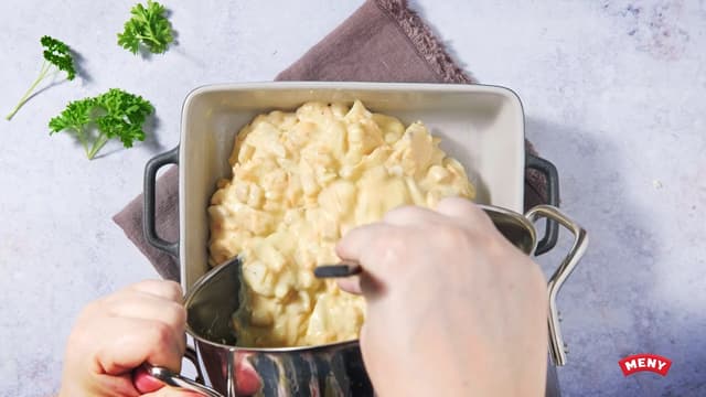 Hell blandingen over i en smurt ildfast form ca 20 x 30 cm, Dryss over glutenfritt strøbrød, hakket persille og revet sitronskall.