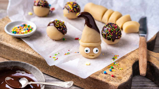 Form små kuler og figurer og sett på et brett.