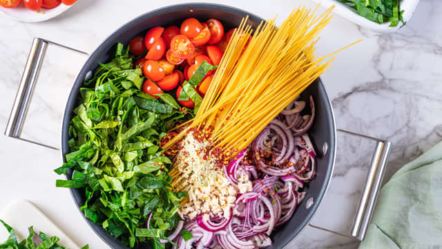 Finn frem en vid kjele, og ha i alle ingrediensene. Hell over vann.