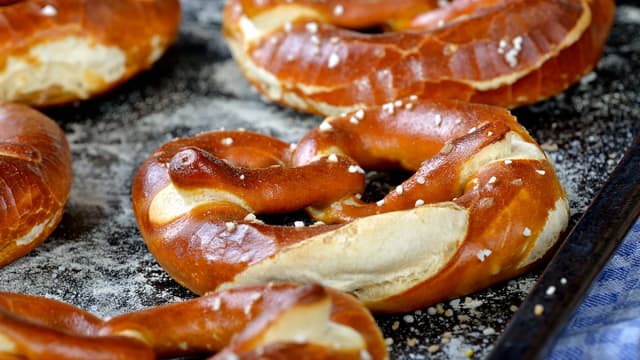 **Stek midt i ovnen på 200 grader i ca 16 minutter.** De skal bli ganske mørke brune i fargen, så ikke ta dem ut for tidlig. La dem avkjøle seg på rist.