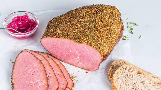 Legg to skiver med pastrami over salaten.