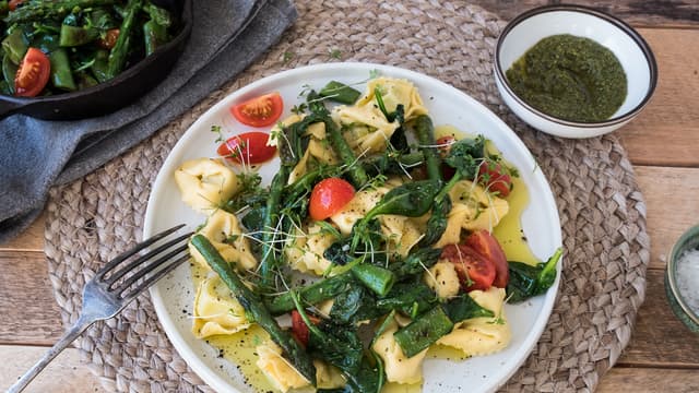 Stek asparges, spinat, cherrytomater og sukkererter i olje i et par minutter i stekepanne på middelsvarme.