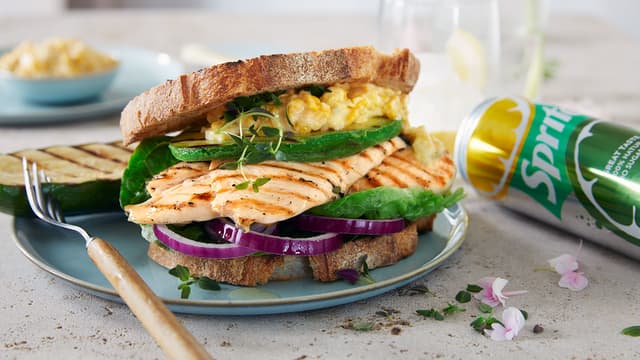 Kyllingburger med kremet mais og squash