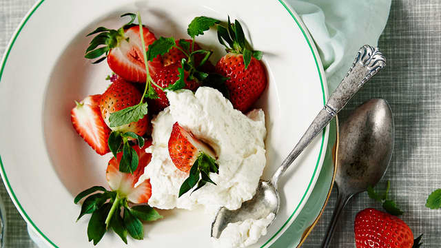 Jordbær med sitronmelisse og mascarpone-krem