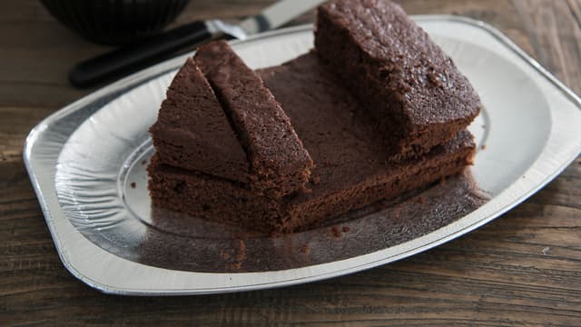 Skjær kaken i deler og bygg opp som formen av et skip som vist på bildene.