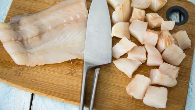 Skjær fisken i grove terninger.