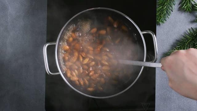 **Tilbered mandlene:** Skåld halvparten av mandlene og la de tørke minst et døgn. Mal mandlene, enten med mandelkvern eller food-prosessor.