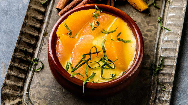 Server gjerne crema catalana med en frisk sitrussalat, mynte og vaniljeis.