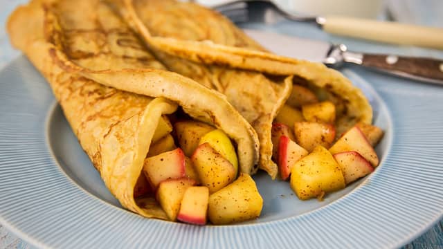 Fyll pannekakene med eplefyll, spis og kos deg!