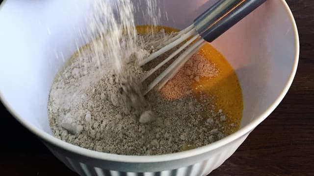 Tilsett resten av melken og salt. La røren svelle i en halvtime.