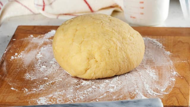 **Paideig:** Bruk en rund form, ca. 22 cm i diameter. Smuldre smøret inn i melet. Tilsett vann og kna deigen glatt og smidig.