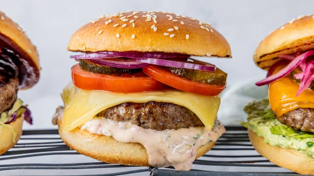 Klassisk burger med rosa dressing