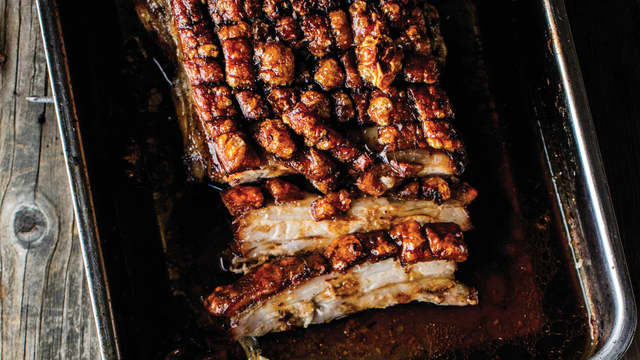 Ta av folien, senk temperaturen til 180 °C og stek i 2 timer. Skru opp temperaturen til 230 °C på slutten av steketiden for å få svoren skikkelig sprø. Bruk gjerne omluftgrill hvis du har den funksjonen, men vær forsiktig og følg nøye med.