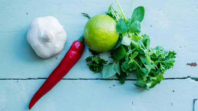 Finhakk chili og hvitløk, bland sammen eddik, lime og olje. Hell over urtene og ha i hvitløk og chili.