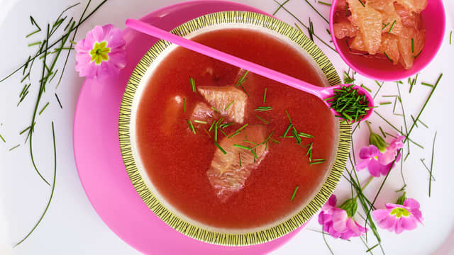 Kald suppe av tomat og vannmelon med grapefrukt