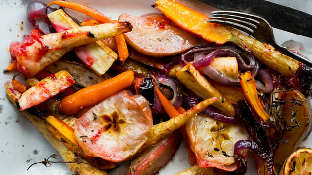 Bak «salaten» ved 210 °C til grønnsakene er møre, ca. 30 minutter. Vend på grønnsakene et par ganger underveis i stekingen.