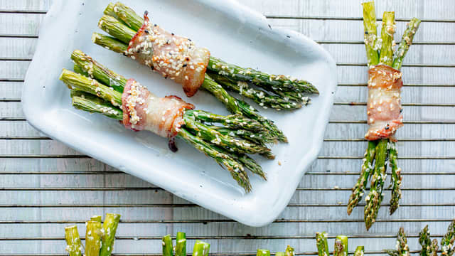 Bland sammen olivenolje, sesamolje, finhakket hvitløk, honning og sesamfrø. Krydre dressingen med salt og kvernet pepper.