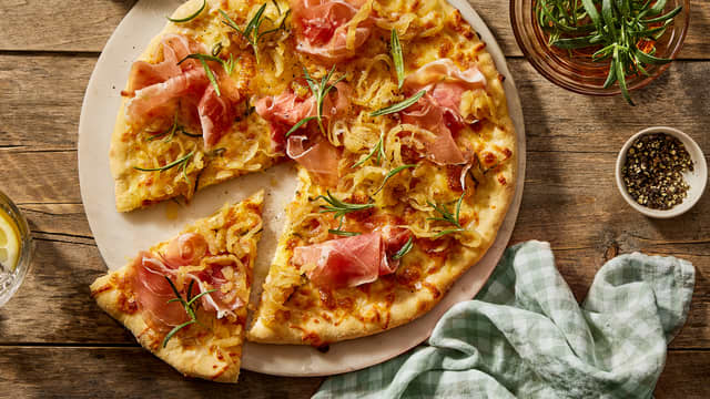 Hvit pizza med spekeskinke, rosmarin og karamellisert løk