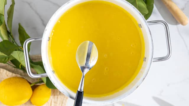 Ha så blandingen tilbake i stekepannen, eller kjelen, og varm forsiktig opp igjen mens du pisker. Når blandingen er tykk nok til at den vil feste seg på baksiden av en skje, da er den ferdig.