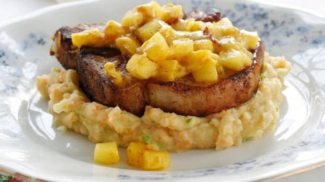 Karrikoteletter med potet- og grønnsaksmos