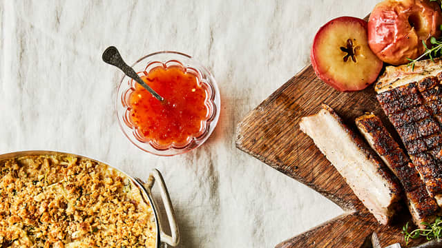 Urtemarinert ribbe med fennikelgrateng, chilimarmelade og bakte epler