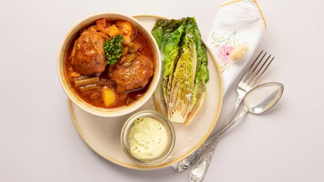Kjøttkakegryte med hjertesalat og persillekrem