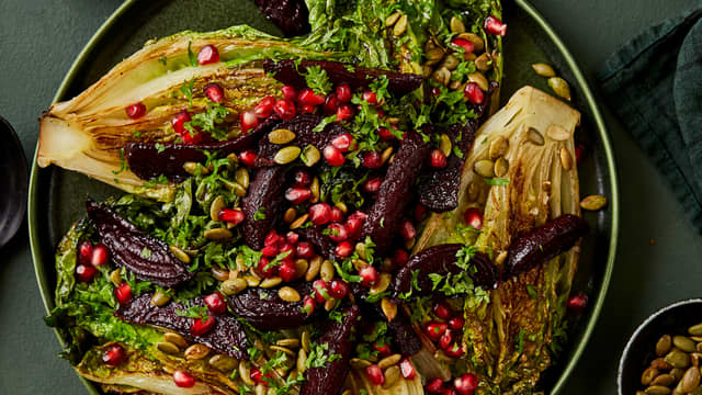 Ovnsbakt rødbet- og hjertesalat med granateplesirup