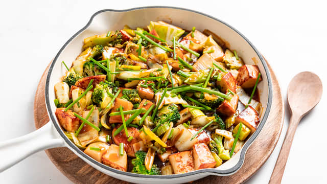 Stekt «fiskepudding-panne» med brokkoli, purre og kinakål