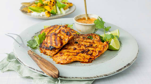 Grillet kylling med mais, avokado og frisk tomatdressing