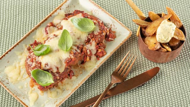 Ovnsbakt karbonade med tomatsaus og mozzarella