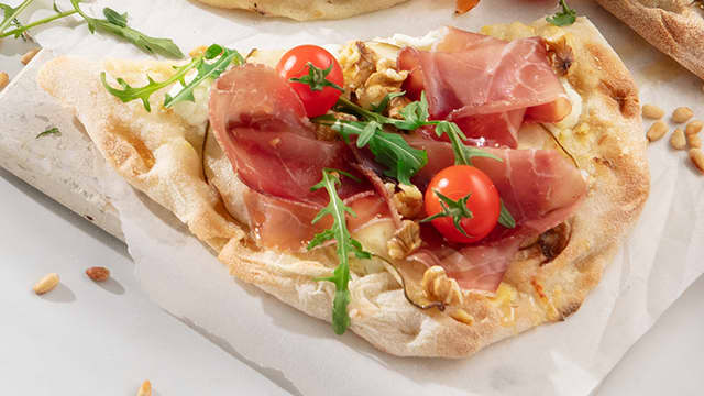 Pinsa med spekeskinke, chèvre, pære og honning