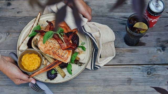 Klippfisk med baconskiver, parmesankrem og ovnsbakte rotgrønnsaker
