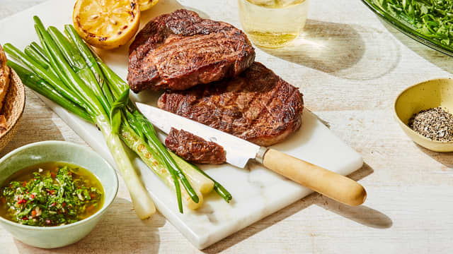 Entrecôte med grillet vårløk og chimichurri