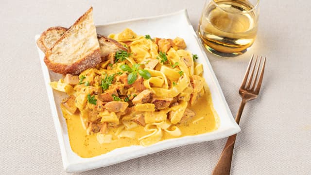 Tagliatelle med kjøttpølse i kremet karrisaus