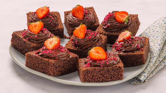 Langpanne sjokoladekake med sjokolade- og vaniljekrem