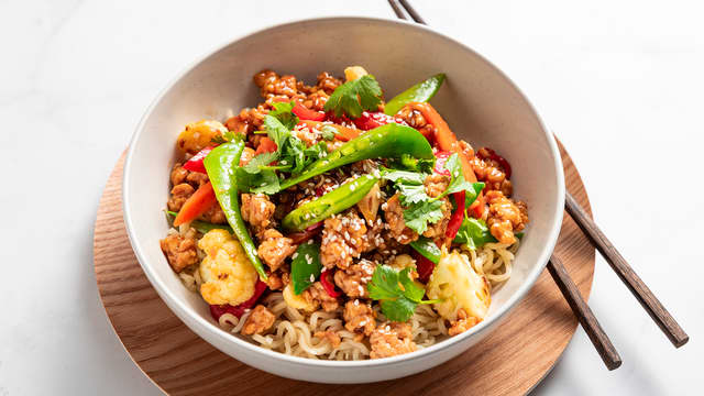 kyllingwok med blomkål, sukkererter og paprika