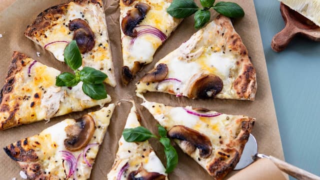 Hvit pizza med kylling