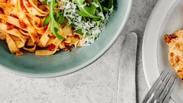 Kyllingfilet i tomatsaus med tagliatelle og parmesan