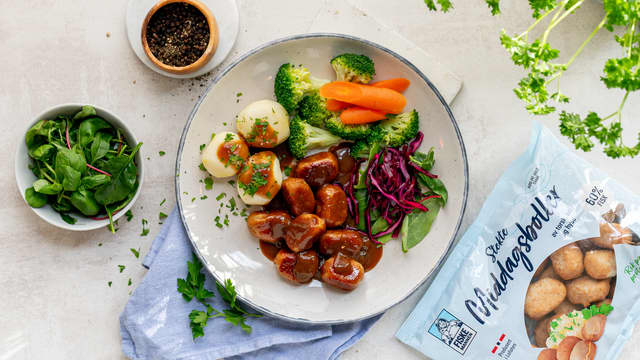 Middagsboller av fisk med syltet rødkål og brun saus