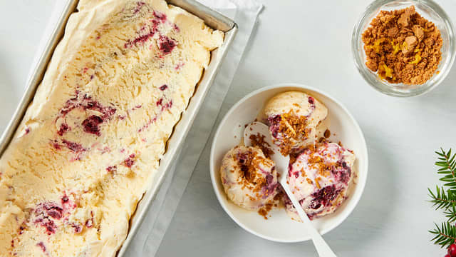 Hjemmelaget is med skogsbær og pepperkakestrøssel