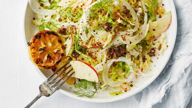Sommerkålsalat med grillet sitron og hvitløksbrødsmuler