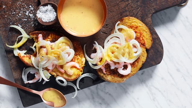 Fransk toast med reker, fennikelcrudité og hollandaisesaus
