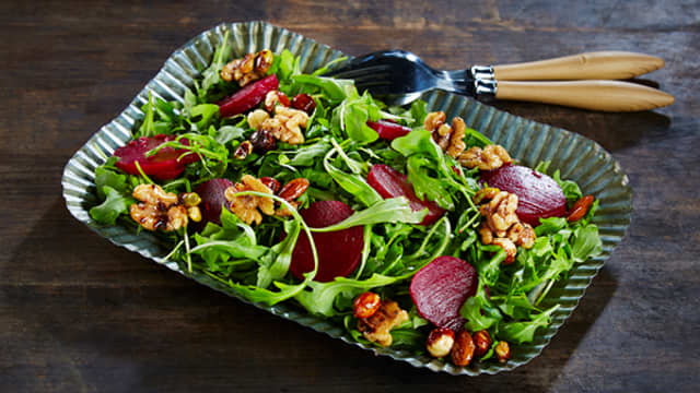 Salat med rødbeter og nøtter i honning