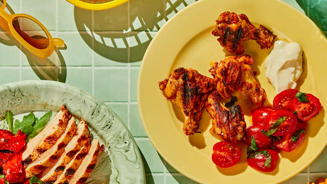 Vingeklubber med hvitløksbaguette og tomatsalat