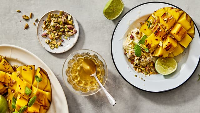 Grillet mango med kardemomme-mascarpone, mynte og pistasj