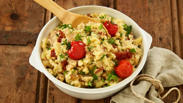 Knuste poteter med bakte cherrytomater