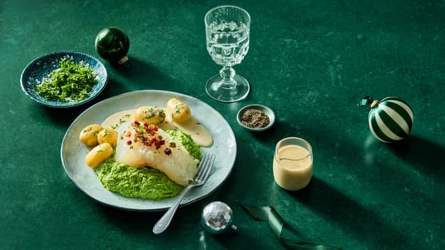 Lutefisk med bacon, ertepuré og varm sennepssaus med brunost