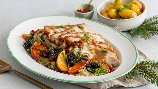 Ribbenstek med surkål, epler og svisker