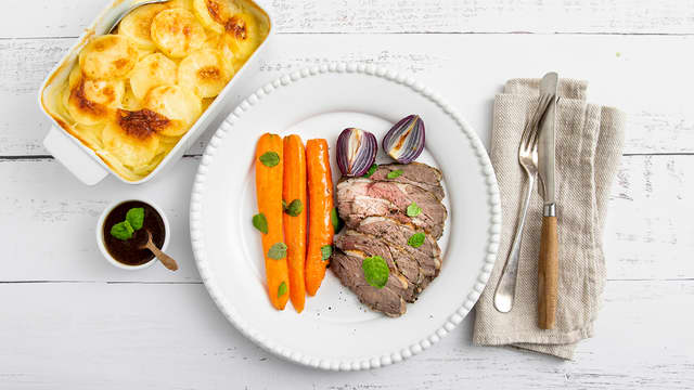 Utbenet lammestek med mynte, honningglaserte gulrøtter, fløtepoteter og skysaus